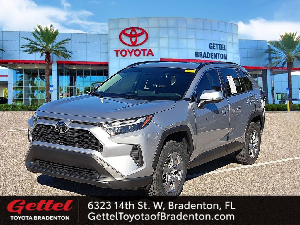 2025 Toyota RAV4 LE's photo