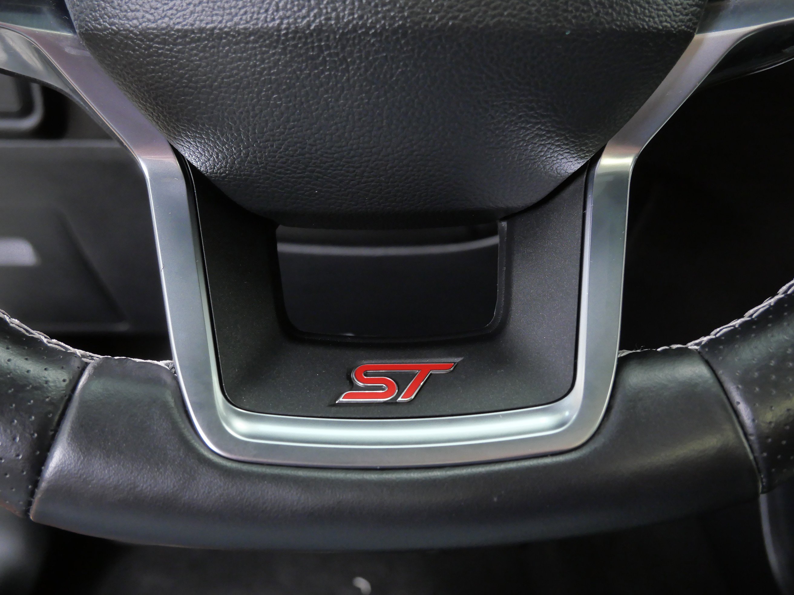 2022 Ford Explorer ST photo 25