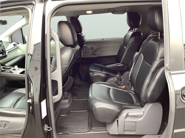 2021 Toyota Sienna LE photo 17