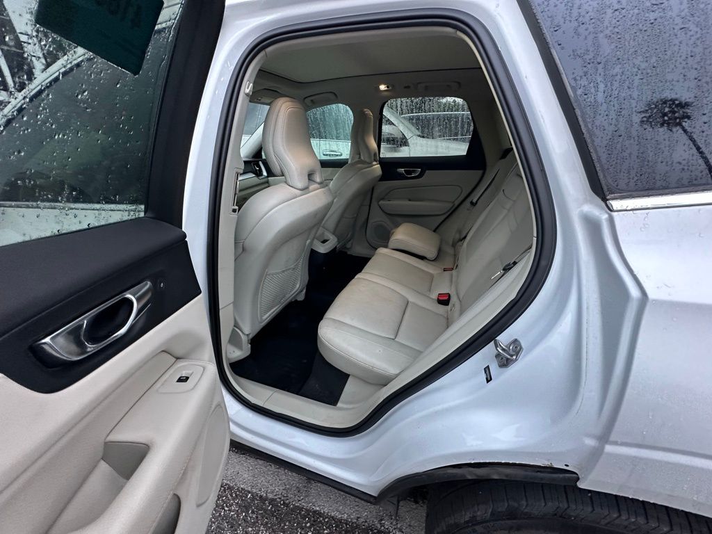 2019 Volvo XC60 T5 Momentum photo 6