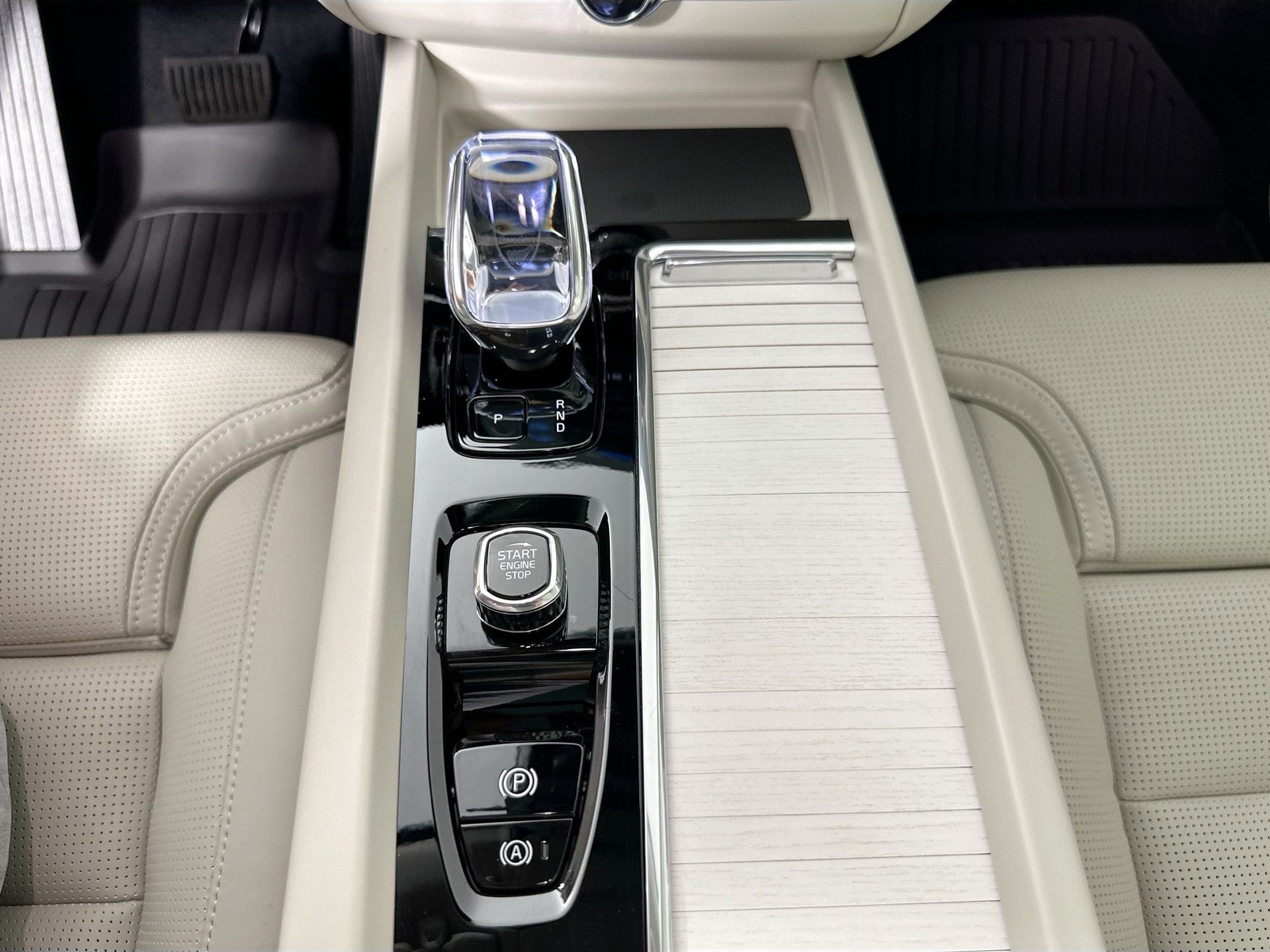 2026 Volvo XC60 B5 photo 14