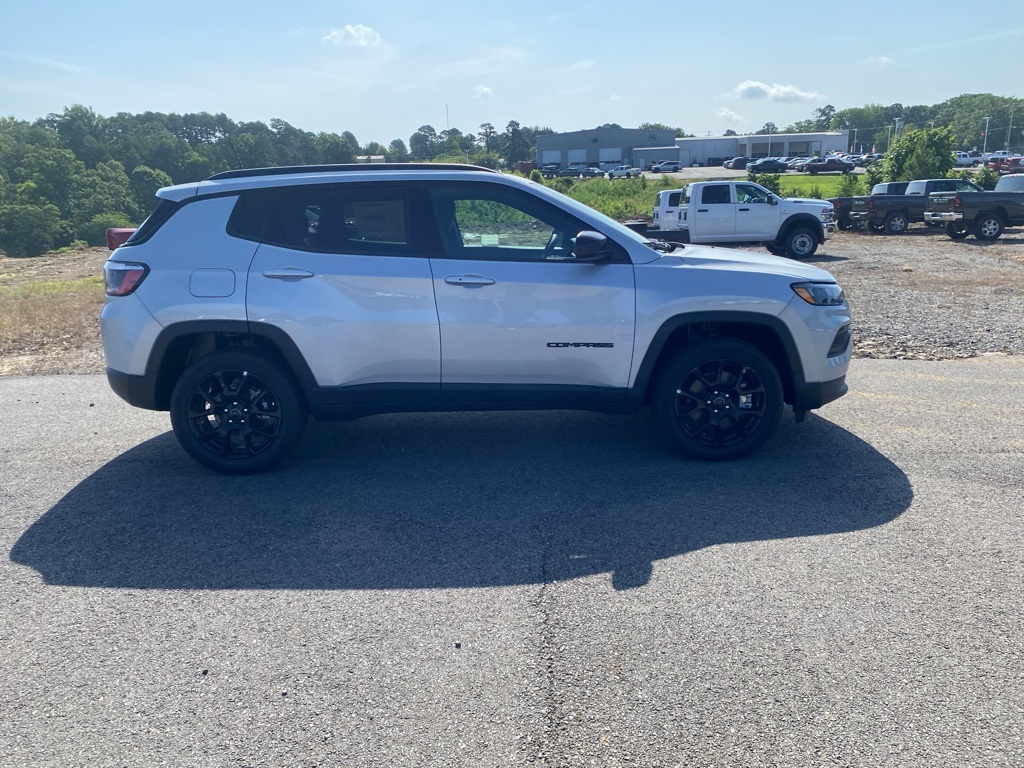 2025 Jeep Compass Latitude photo 3
