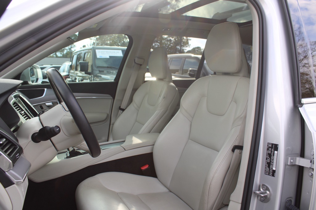 2022 Volvo XC90 T5 Momentum photo 2