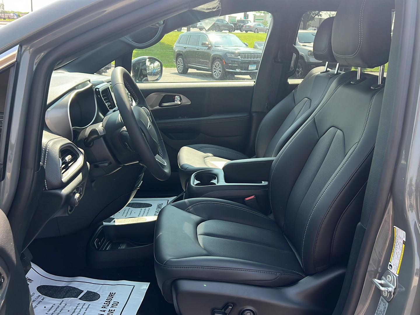2025 Chrysler Pacifica photo 10