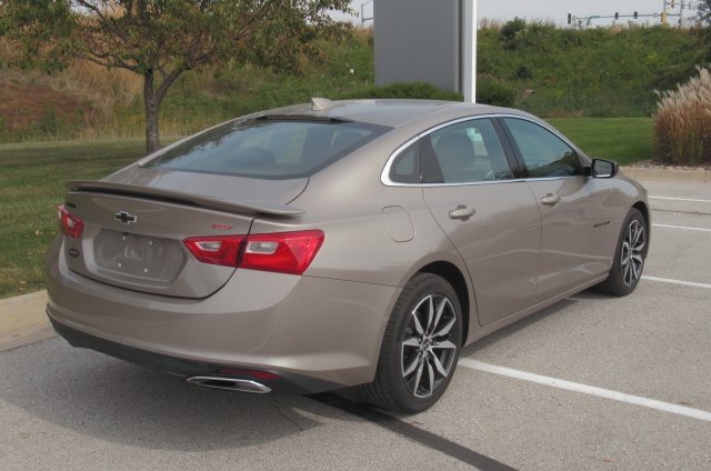 2022 Chevrolet Malibu RS photo 2