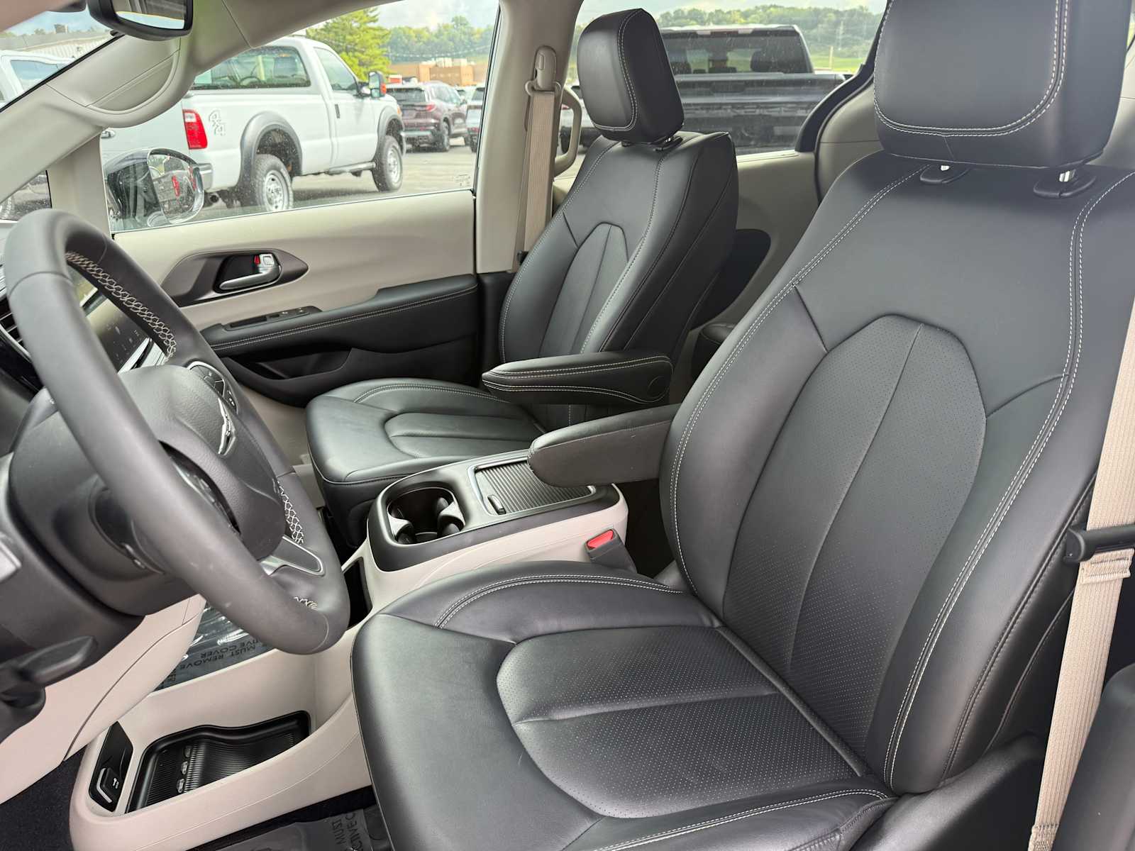 2024 Chrysler Pacifica Touring L photo 17