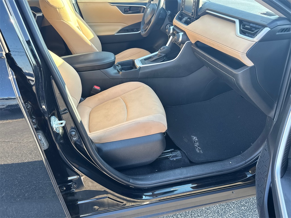 2021 Toyota RAV4 LE photo 13