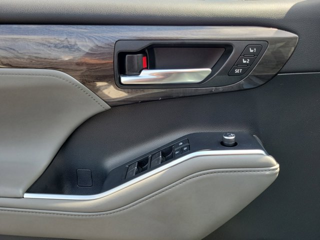 2020 Toyota Highlander Platinum photo 17