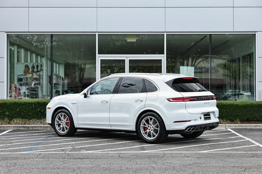 2025 Porsche Cayenne S E-Hybrid photo 3
