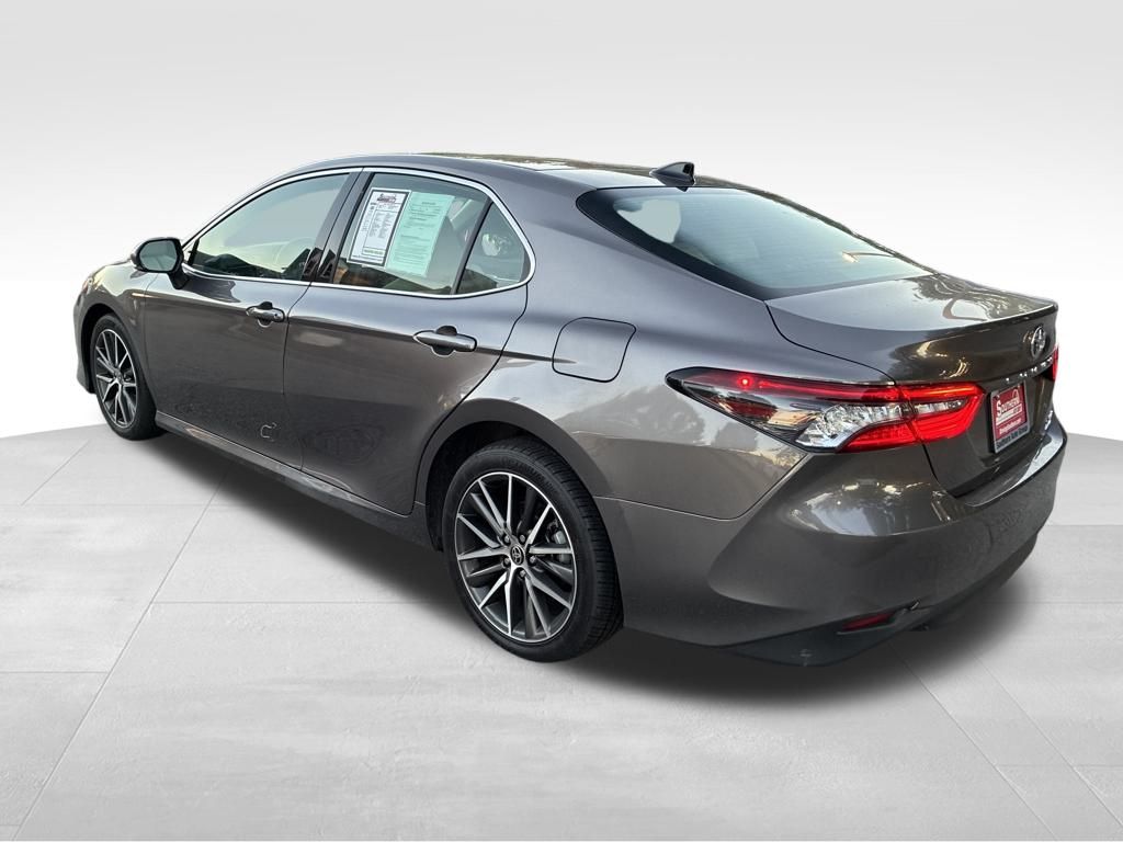 2021 Toyota Camry XLE photo 3