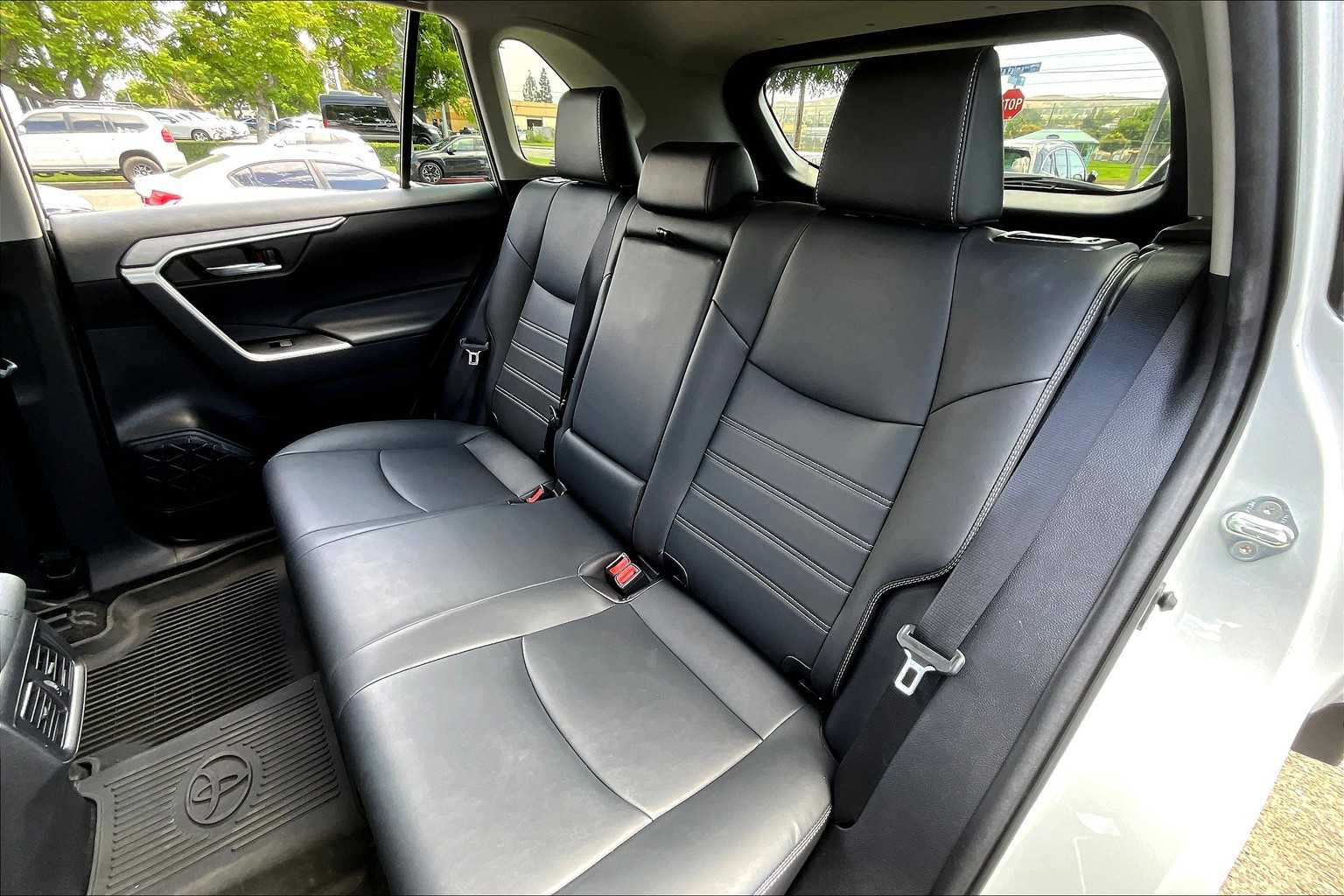 2021 Toyota RAV4 XLE Premium photo 19