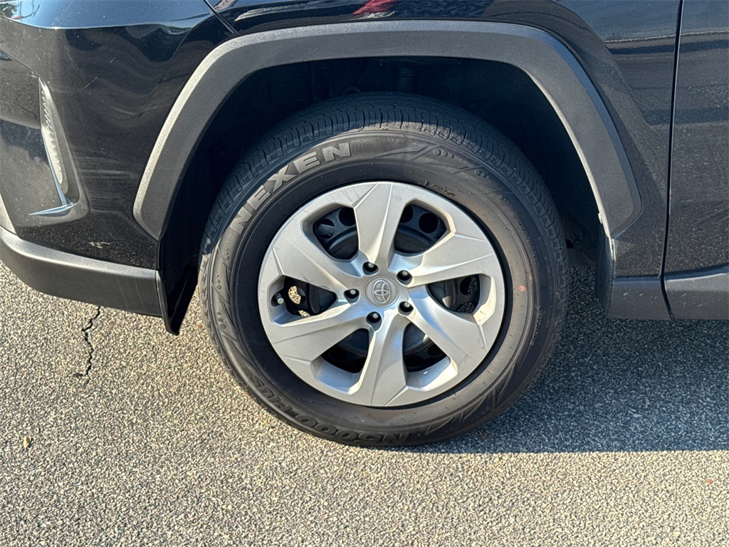 2021 Toyota RAV4 LE photo 11