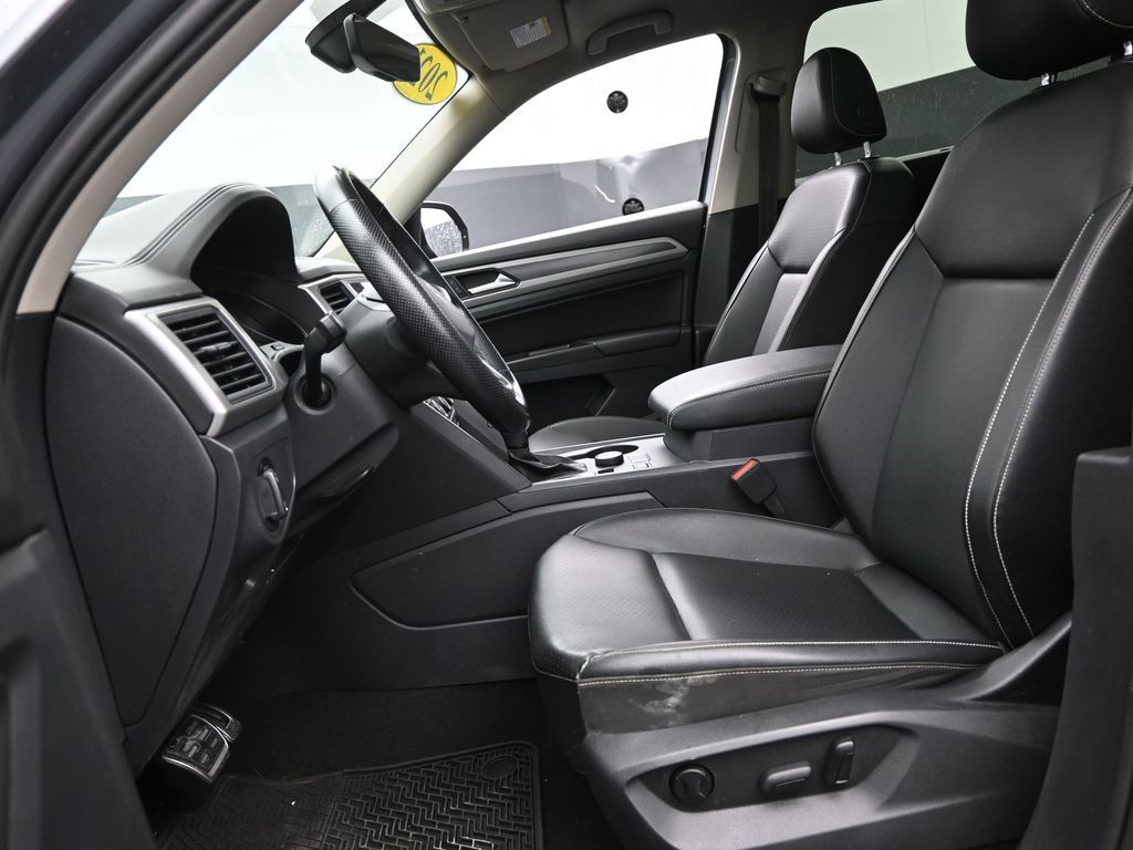 2021 Volkswagen Atlas V6 SE Technology R-Line photo 6