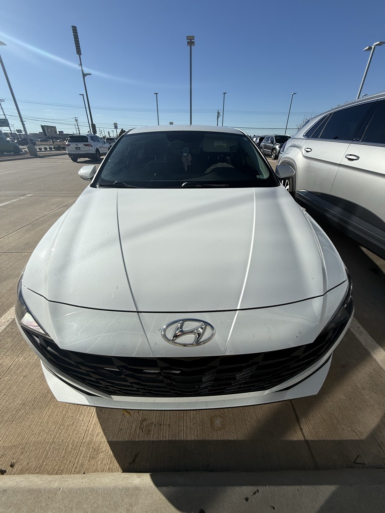 2022 Hyundai Elantra SEL photo 2