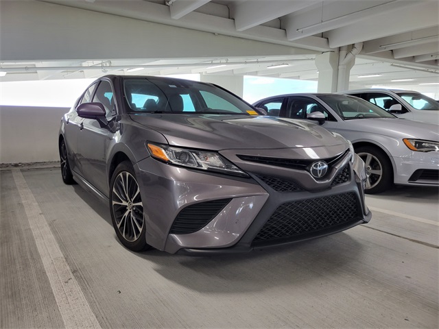 2020 Toyota Camry SE photo 2