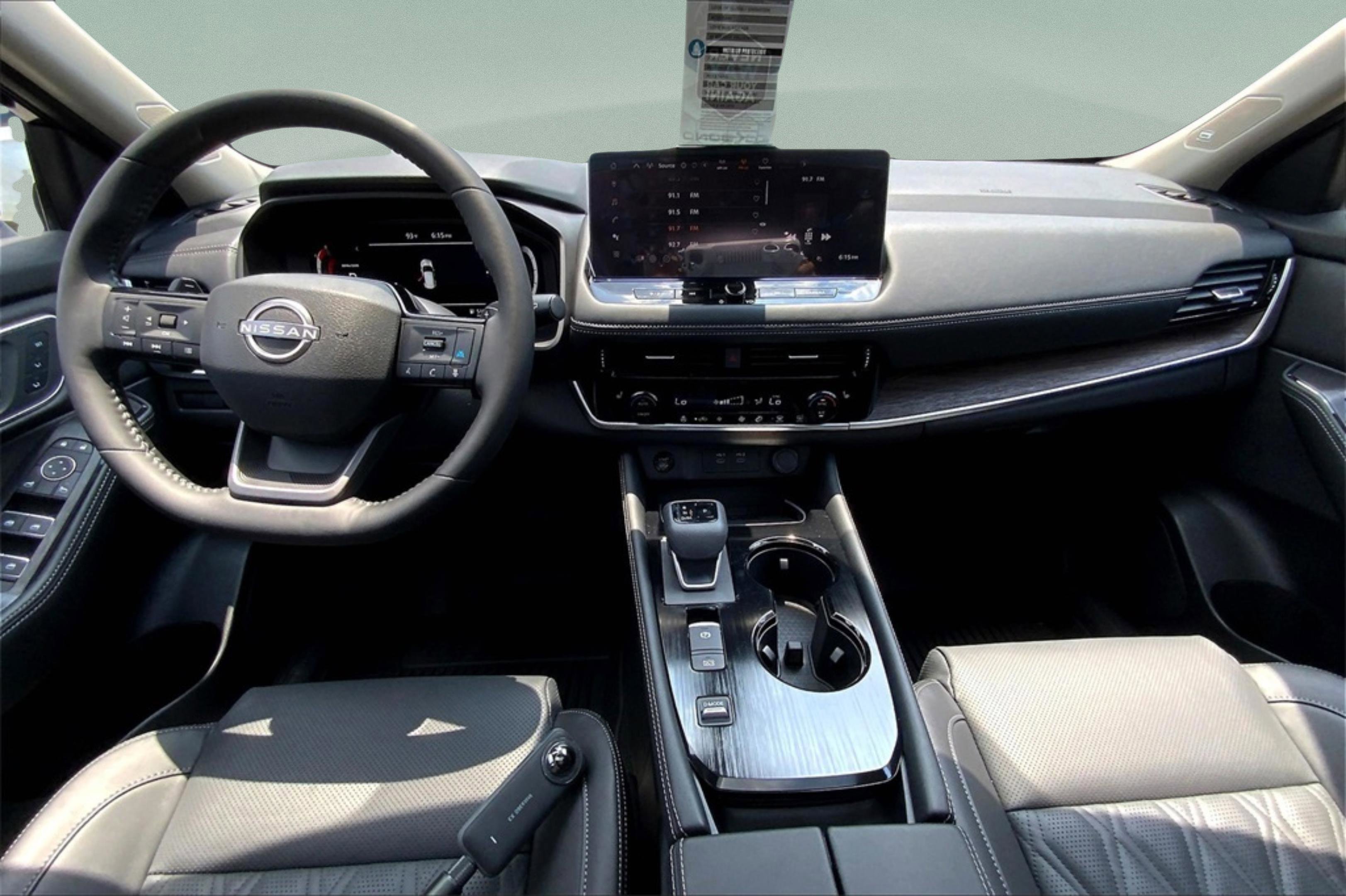 2025 Nissan Rogue Platinum photo 2