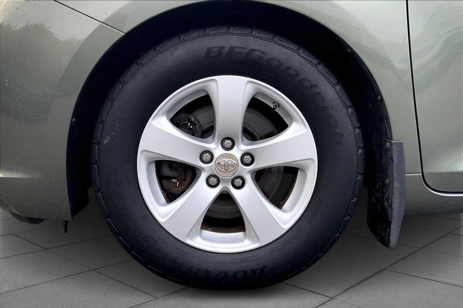 2011 Toyota Sienna LE photo 10