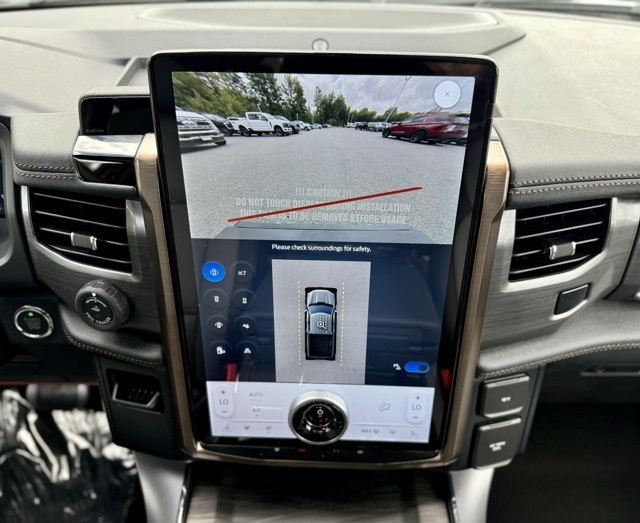 2025 Ford F-150 Lightning Lariat photo 24