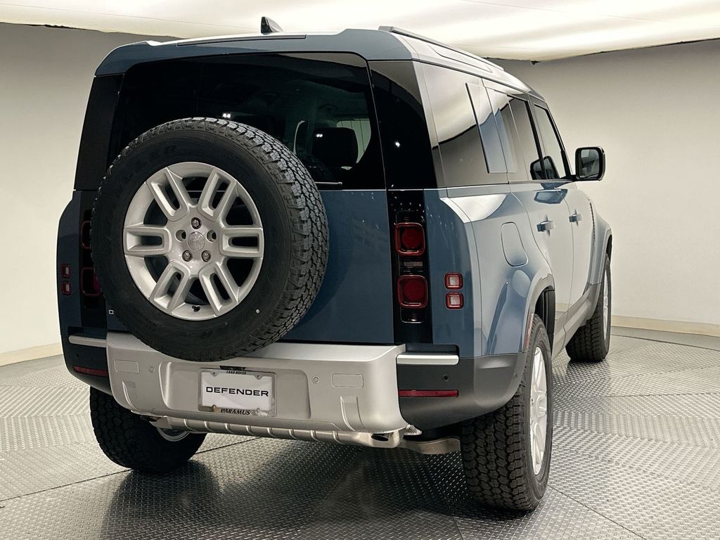 2025 Land Rover Defender 110 S photo 3