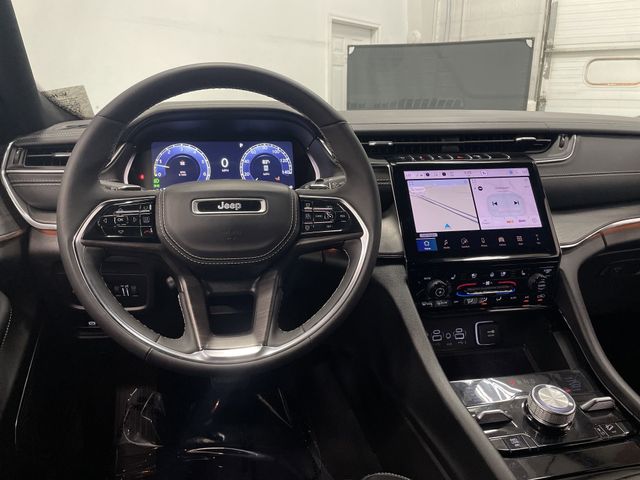 2024 Jeep Grand Cherokee Overland photo 4