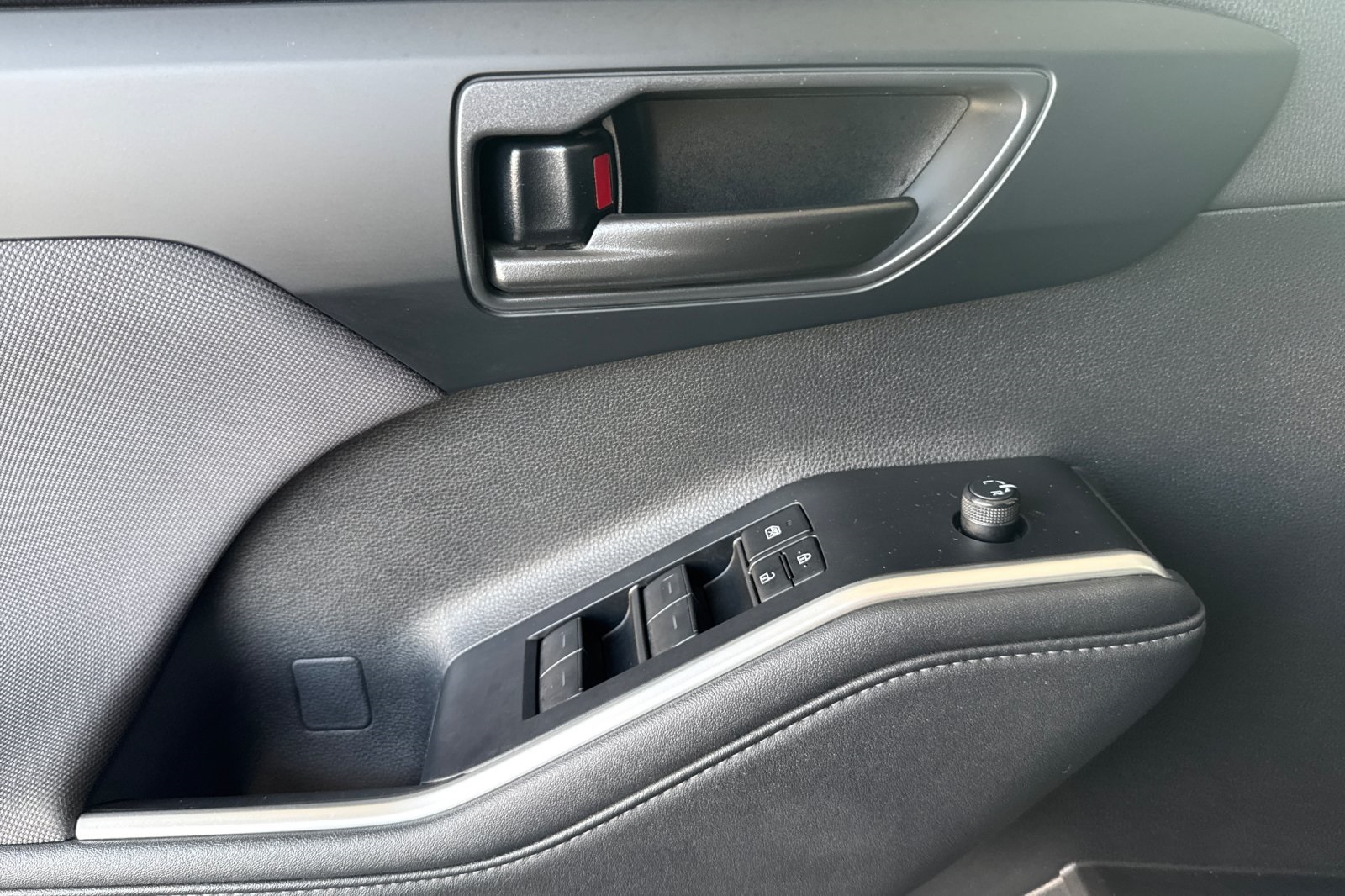 2024 Toyota Highlander LE photo 9