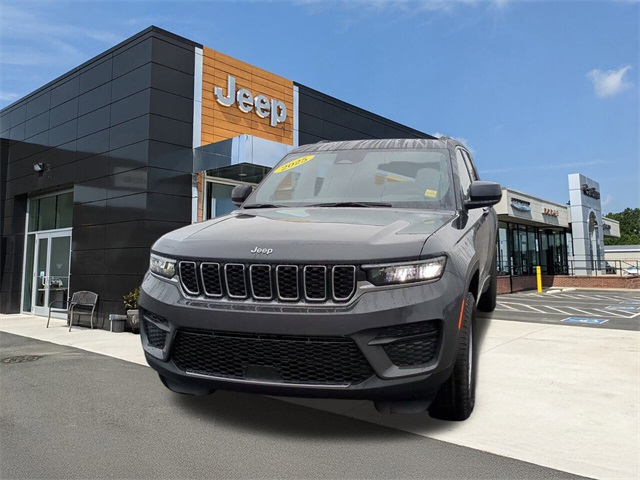 2025 Jeep Grand Cherokee Laredo photo 3