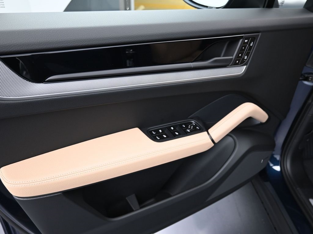 2026 Porsche Cayenne photo 18