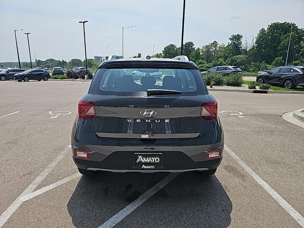 2025 Hyundai Venue SEL photo 4
