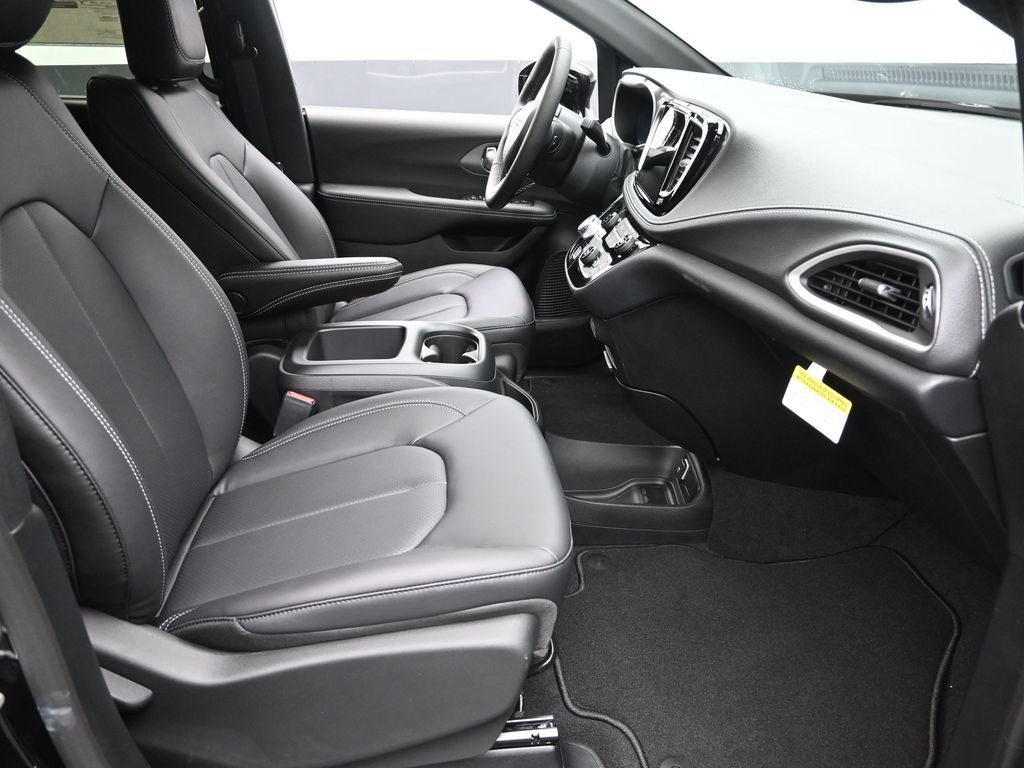 2026 Chrysler Pacifica photo 4