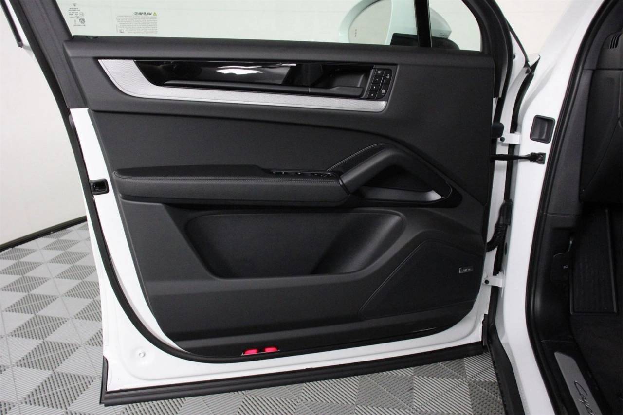 2025 Porsche Cayenne photo 20