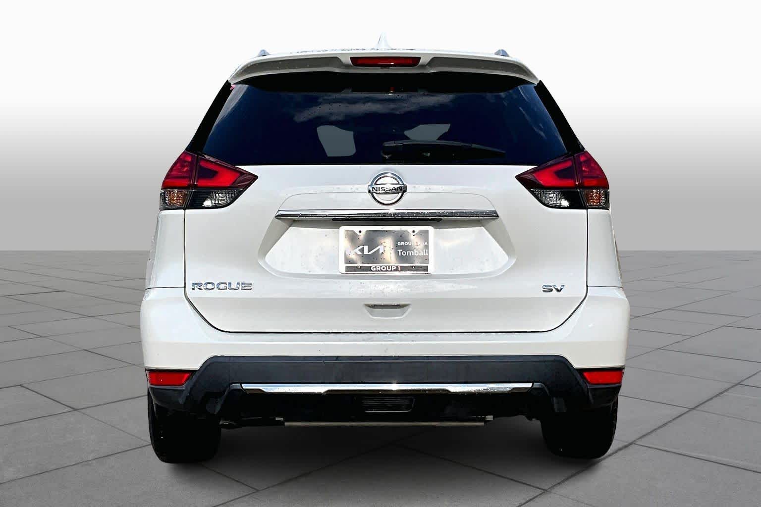 2017 Nissan Rogue SV photo 3
