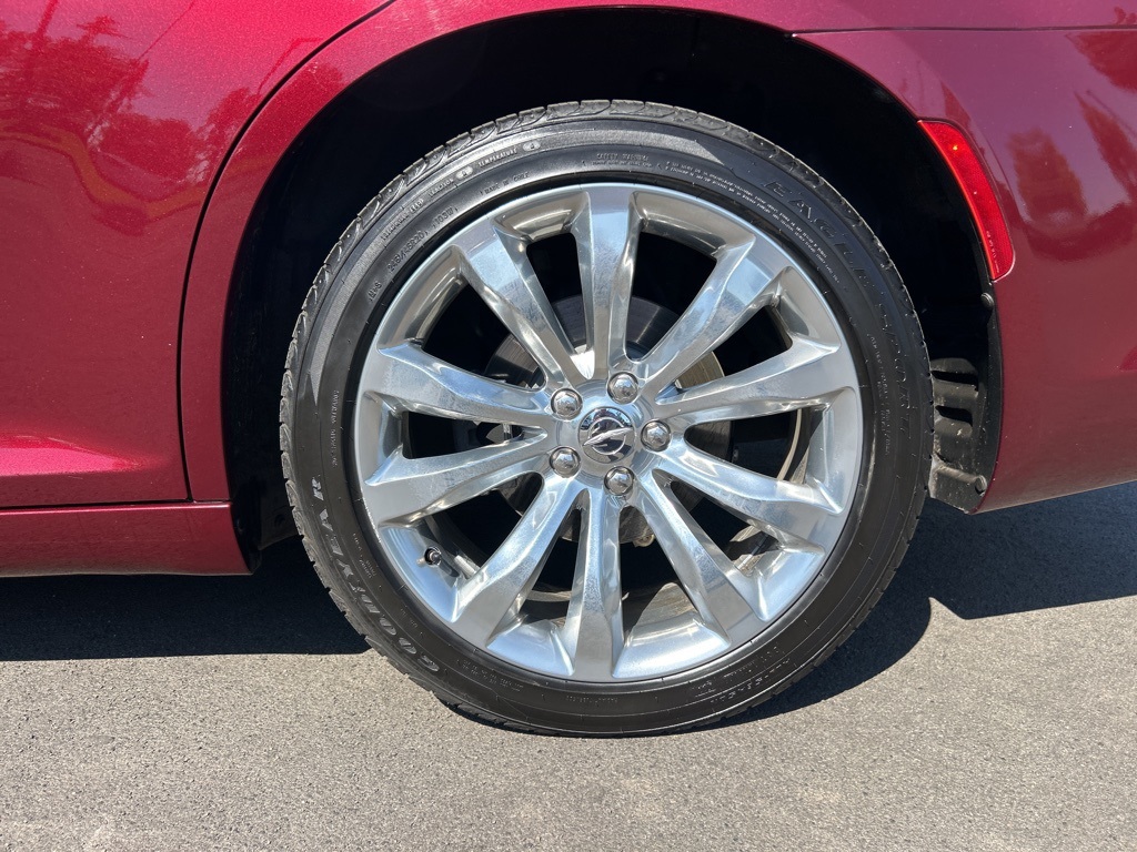 2017 Chrysler 300 C photo 2