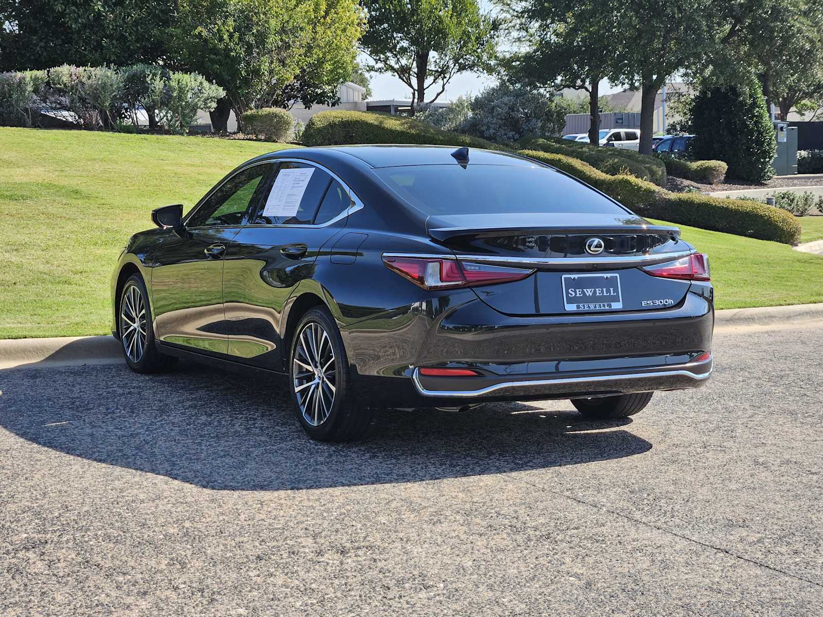 2023 Lexus ES 300h photo 3