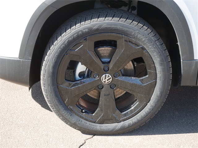 2025 Volkswagen Taos SE photo 3