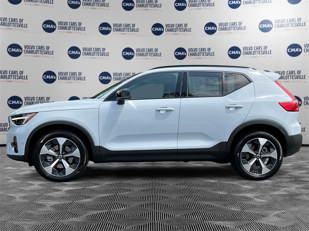 2026 Volvo XC40 AWD Plus photo 2