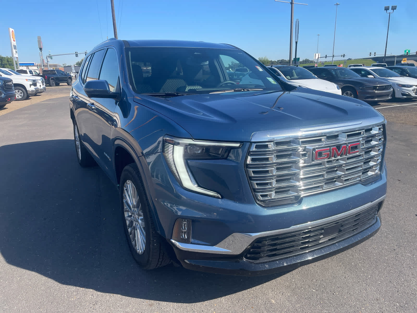 2024 GMC Acadia Denali's photo