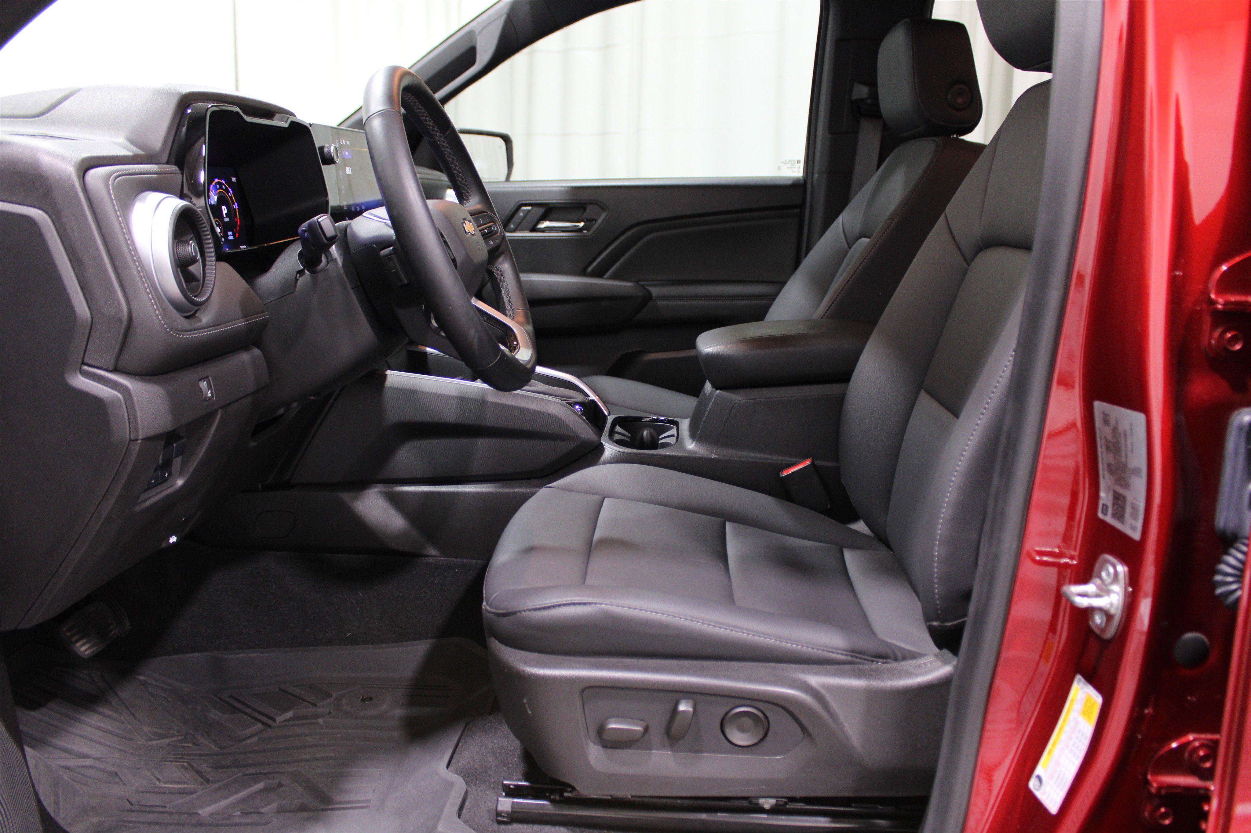 2024 Chevrolet Colorado LT photo 3