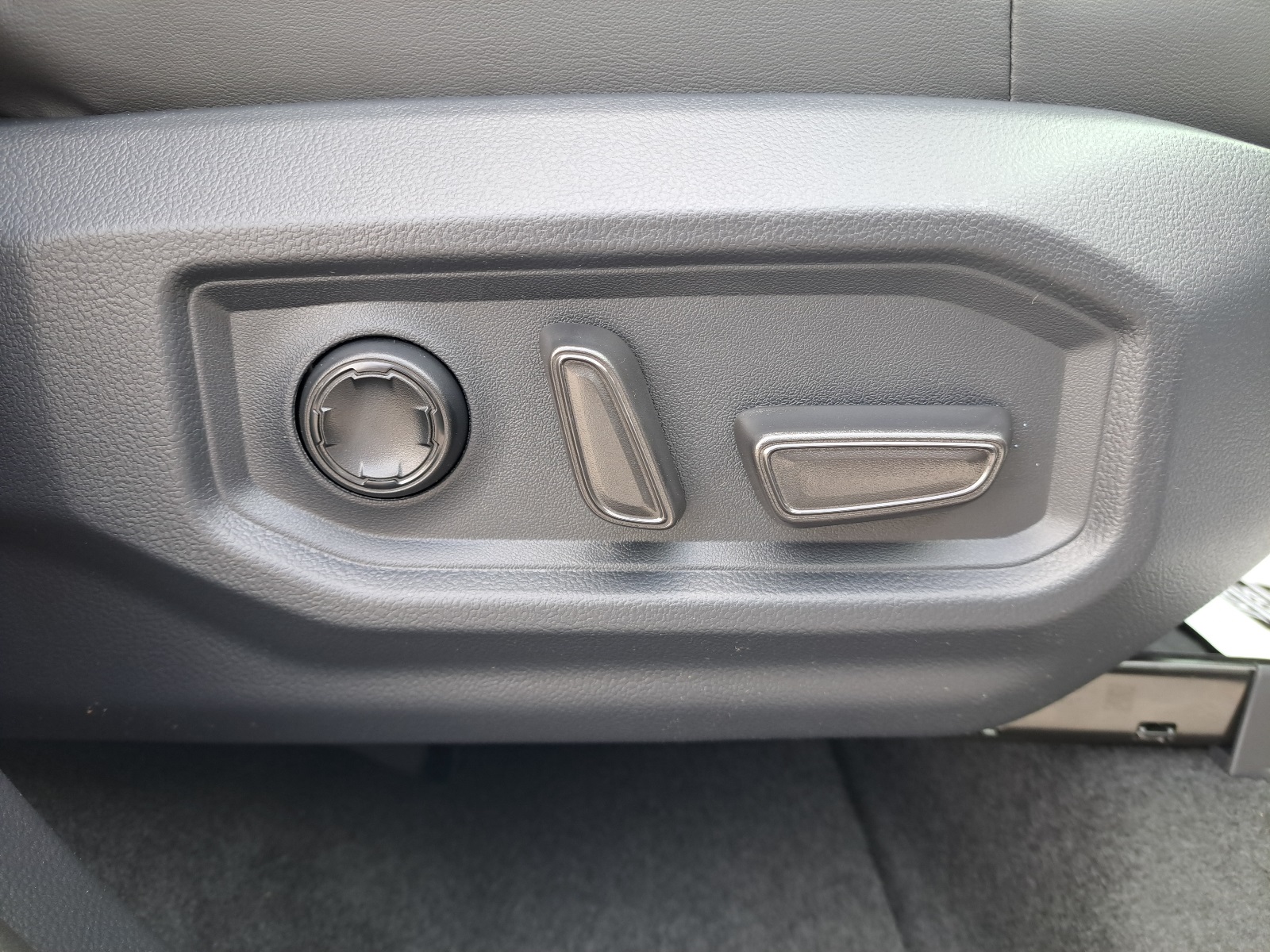 2025 Toyota Tundra Platinum CrewMax photo 27