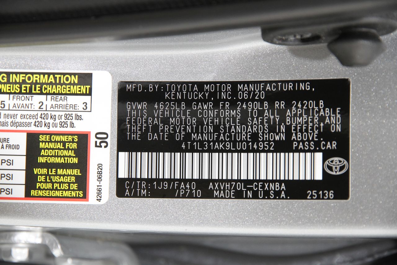 2020 Toyota Camry Hybrid LE photo 21