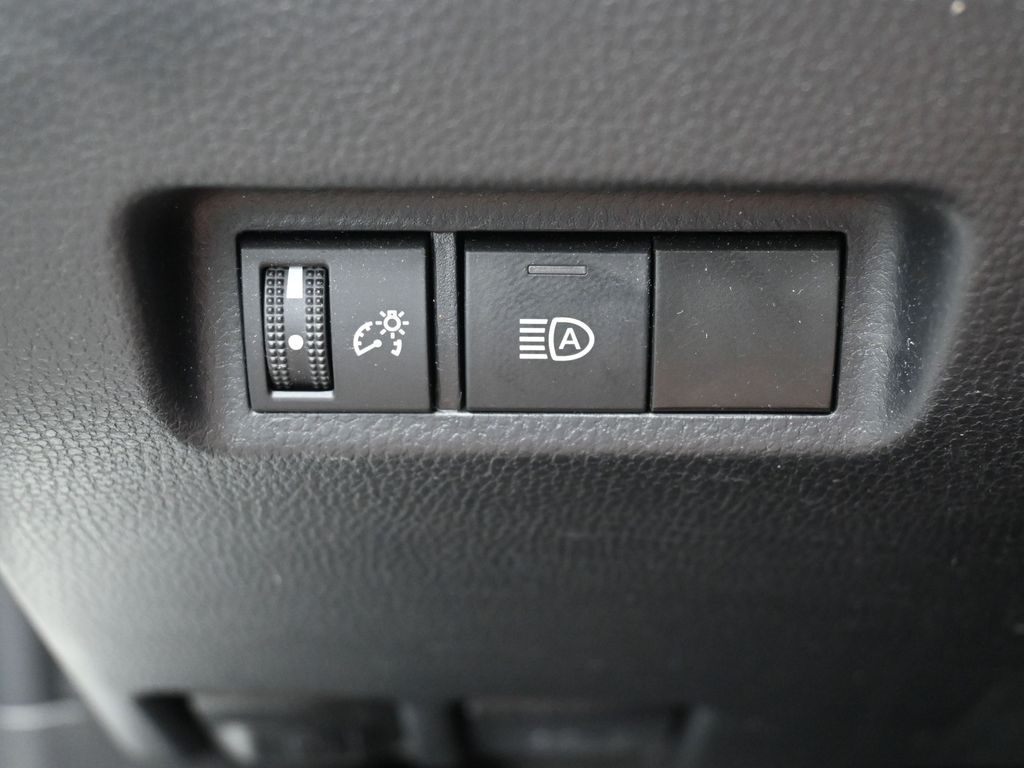 2022 Toyota RAV4 LE photo 11