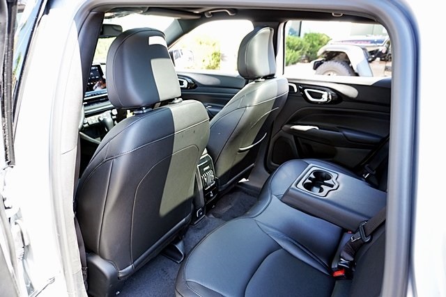 New 2025 Silver Zynith Metallic Clear-Coat Exterior Paint Jeep Limited image 21