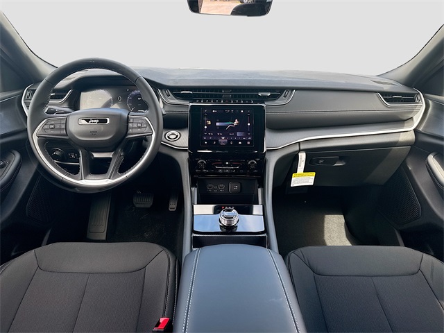 2025 Jeep Grand Cherokee Laredo photo 18