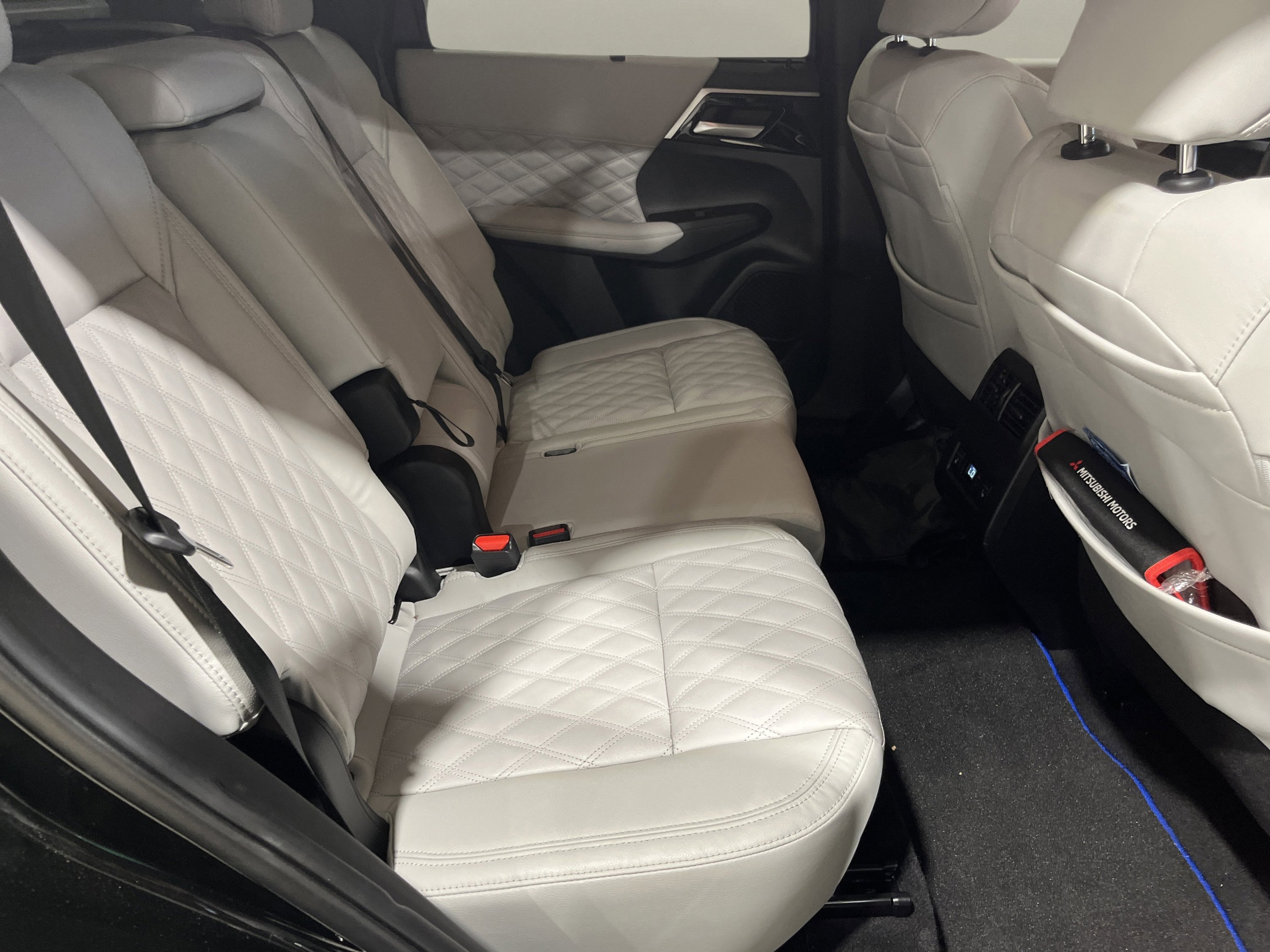 2024 Mitsubishi Outlander PHEV SEL photo 11