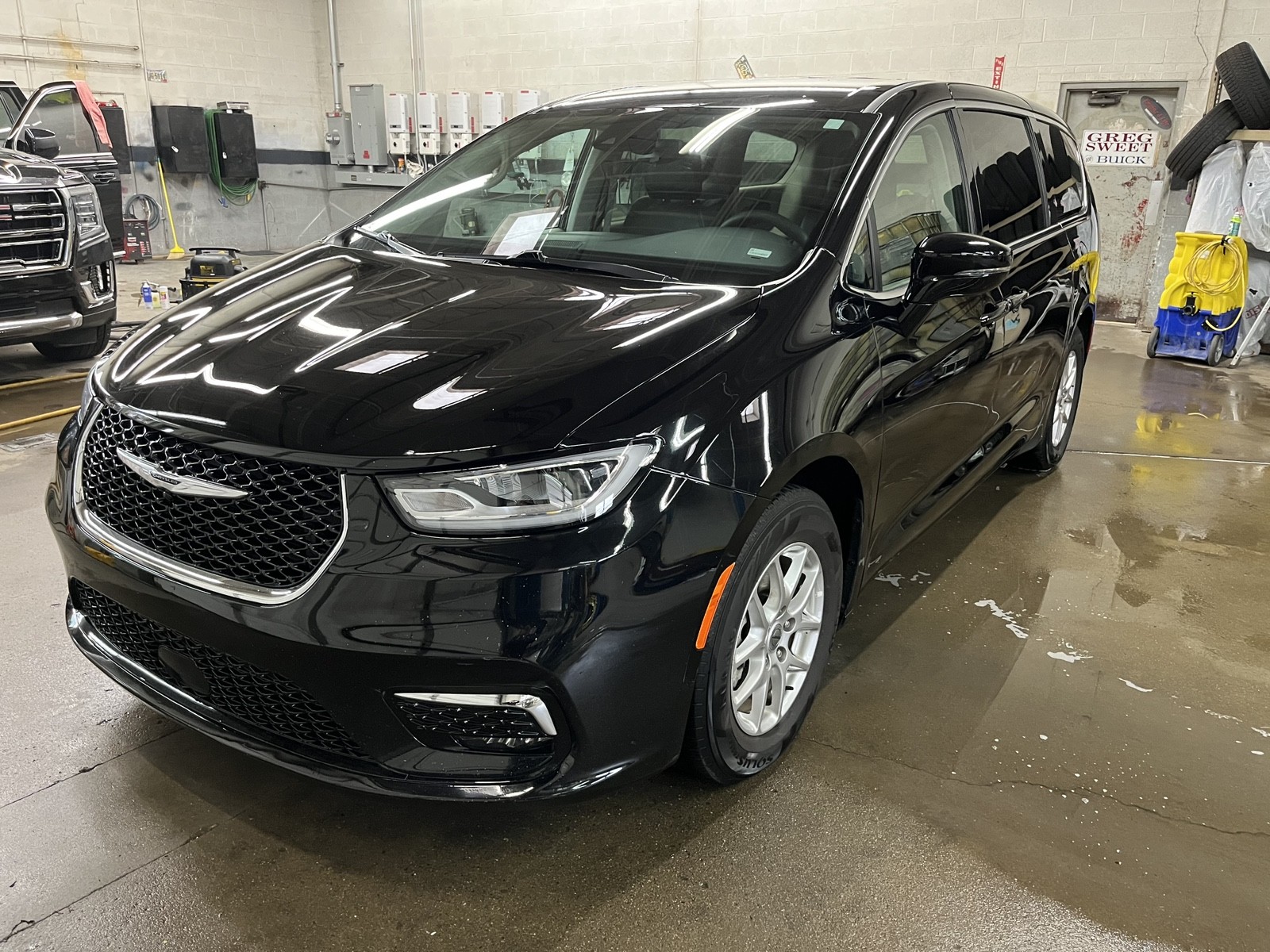 2024 Chrysler Pacifica Touring L's photo