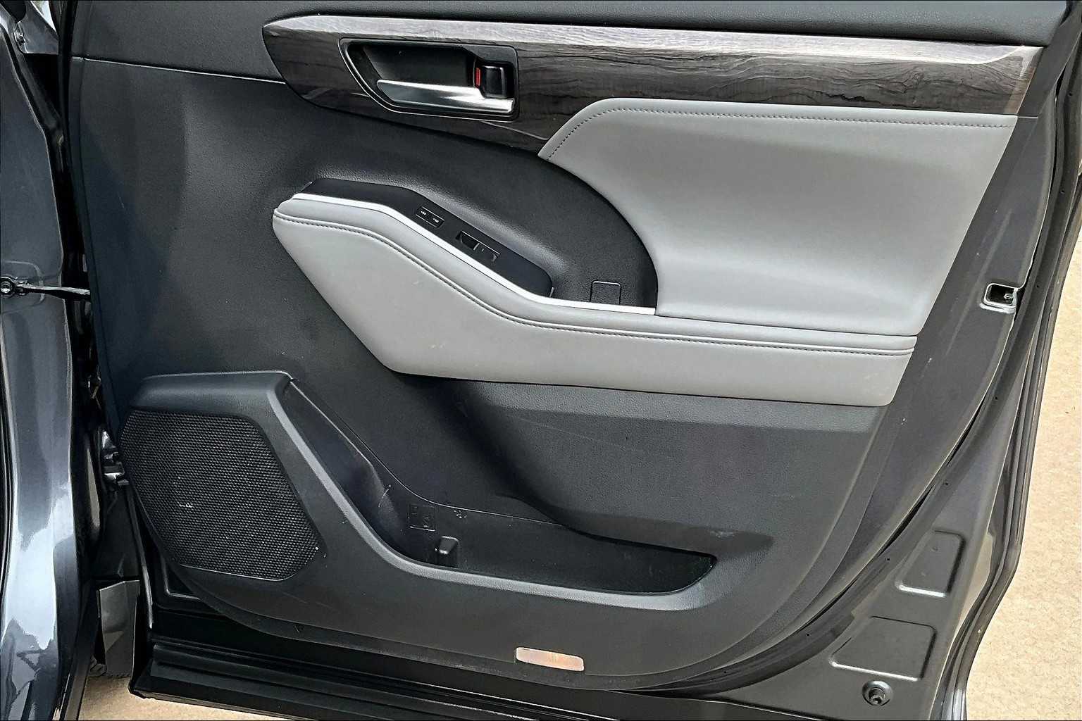 2020 Toyota Highlander Limited photo 24