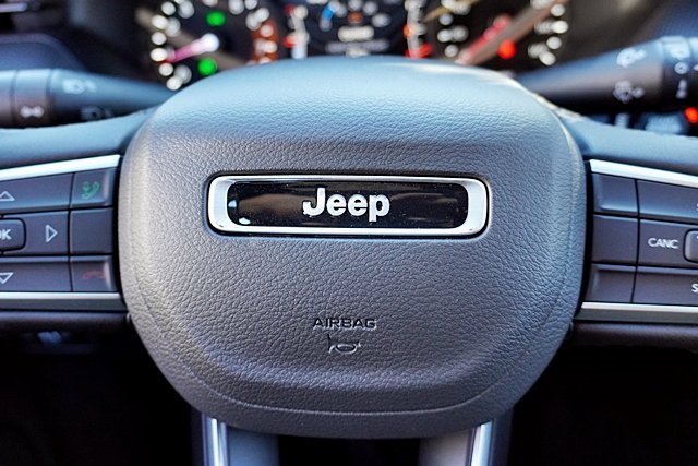 New 2026 Bright White Clear-Coat Exterior Paint Jeep Latitude image 36