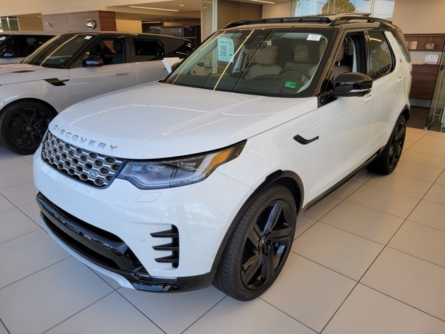 2025 Land Rover Discovery Metropolitan Edition's photo