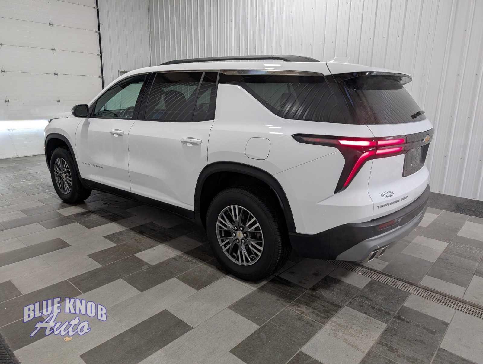 2025 Chevrolet Traverse photo 2