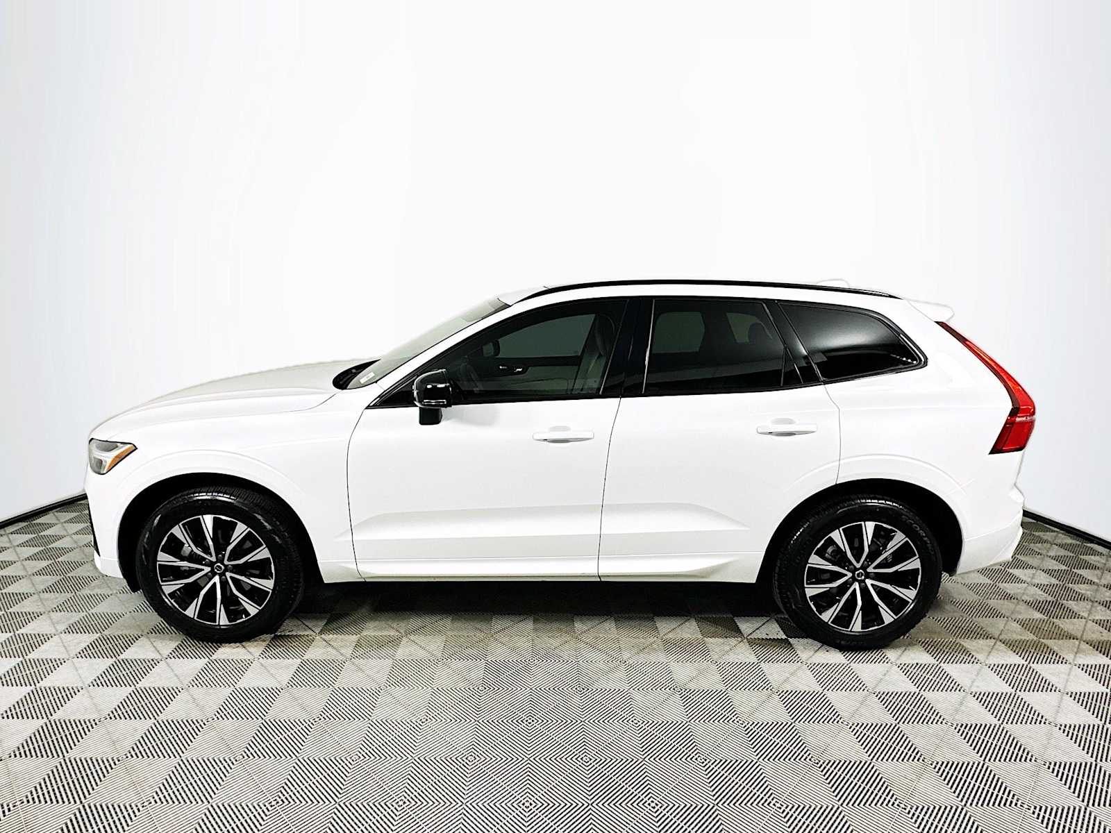 2025 Volvo XC60 B5 Core photo 3