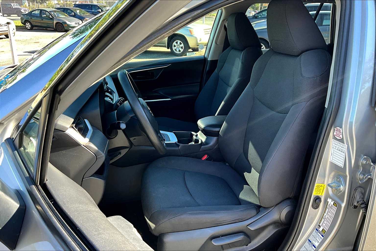 2021 Toyota RAV4 LE photo 7